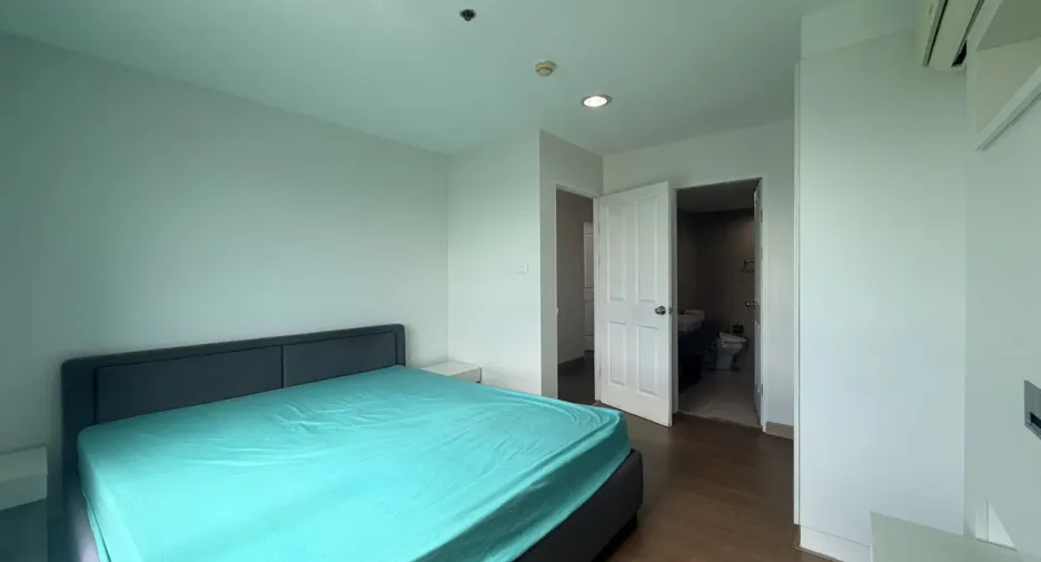 For rent 3 bedrooms condo in Huai Khwang, Bangkok