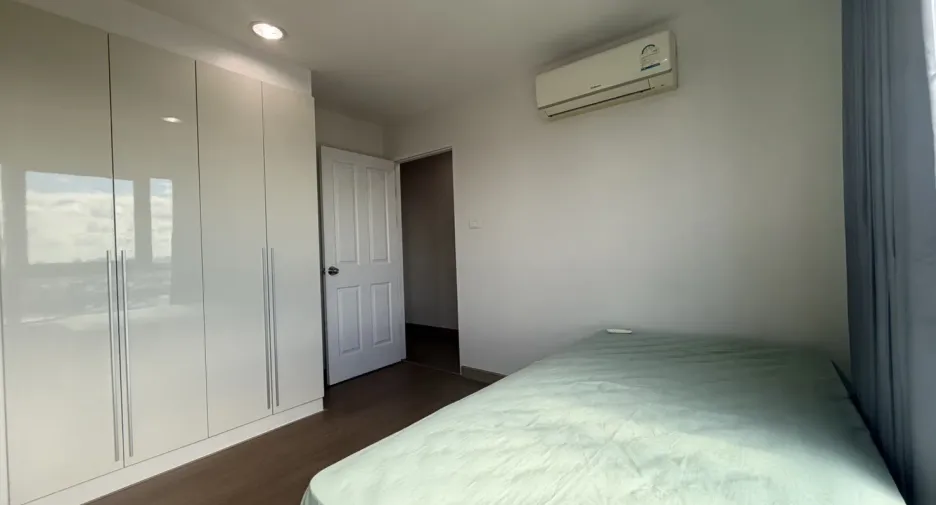 For rent 3 bedrooms condo in Huai Khwang, Bangkok