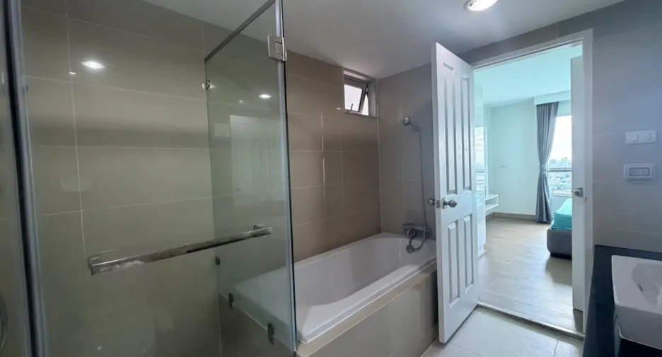 For rent 3 bedrooms condo in Huai Khwang, Bangkok