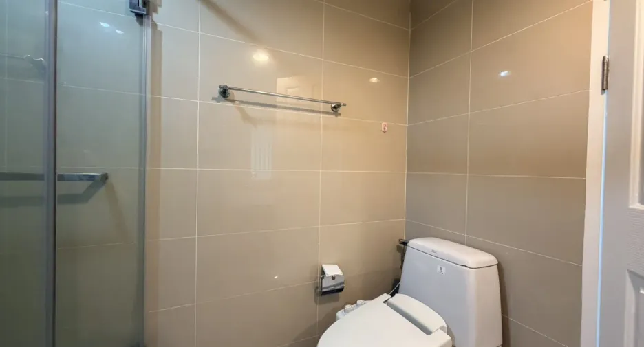 For rent 3 bedrooms condo in Huai Khwang, Bangkok