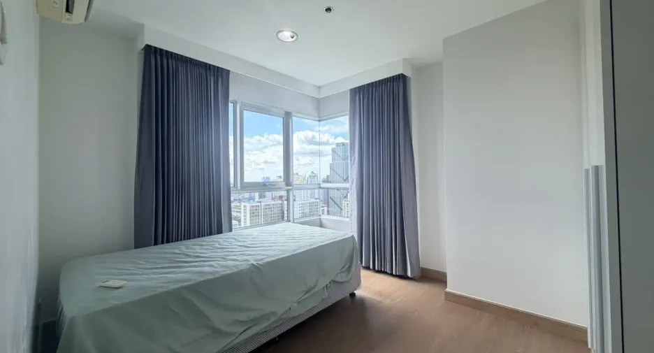 For rent 3 bedrooms condo in Huai Khwang, Bangkok