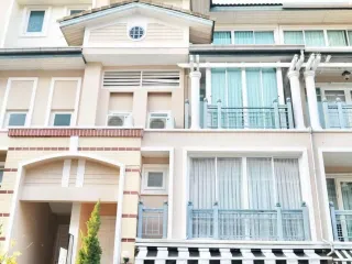 Casa adosada en venta y en alquiler de 4 habitaciones en Lat Phrao, Bangkok