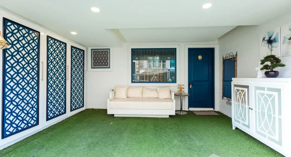 For sale and for rent 4 bedrooms townhouse in Lat Phrao, Bangkok