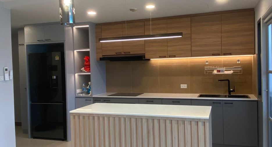 Condo en alquiler de 3 habitaciones en Watthana, Bangkok