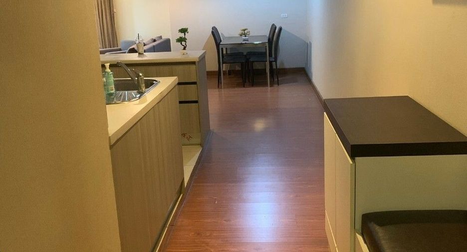For rent 2 bedrooms condo in Huai Khwang, Bangkok