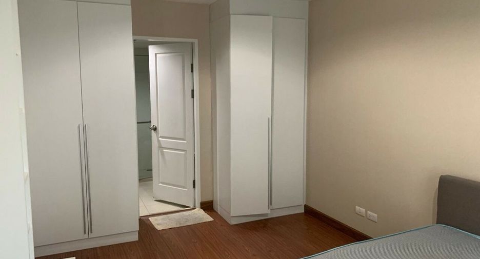 For rent 2 bedrooms condo in Huai Khwang, Bangkok
