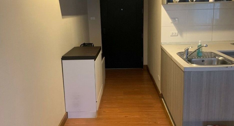 For rent 2 bedrooms condo in Huai Khwang, Bangkok