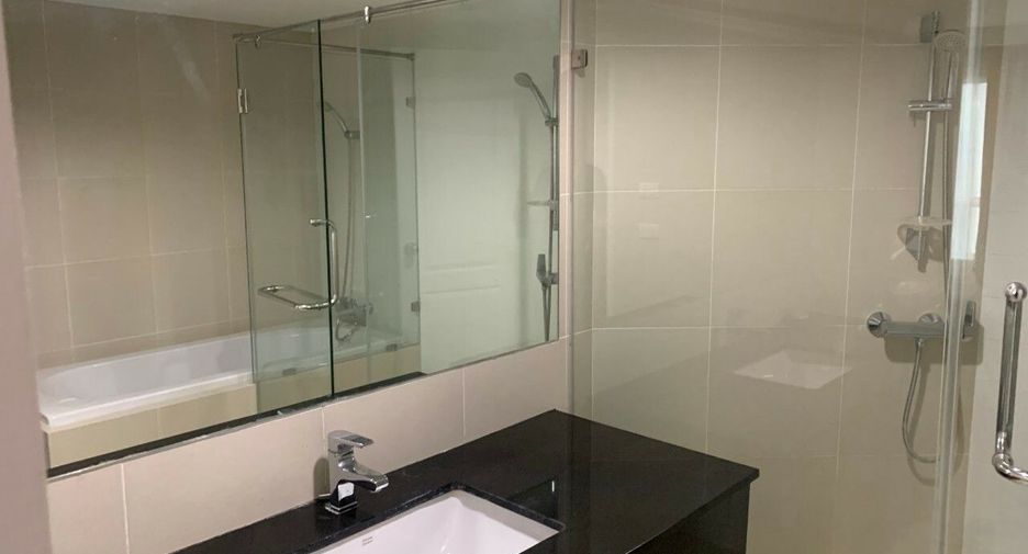 For rent 2 bedrooms condo in Huai Khwang, Bangkok