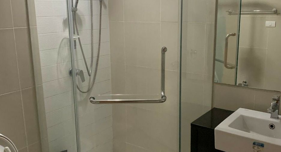 For rent 2 bedrooms condo in Huai Khwang, Bangkok