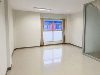 出售 公寓 联排别墅 在 Wang Thong Lang, 曼谷