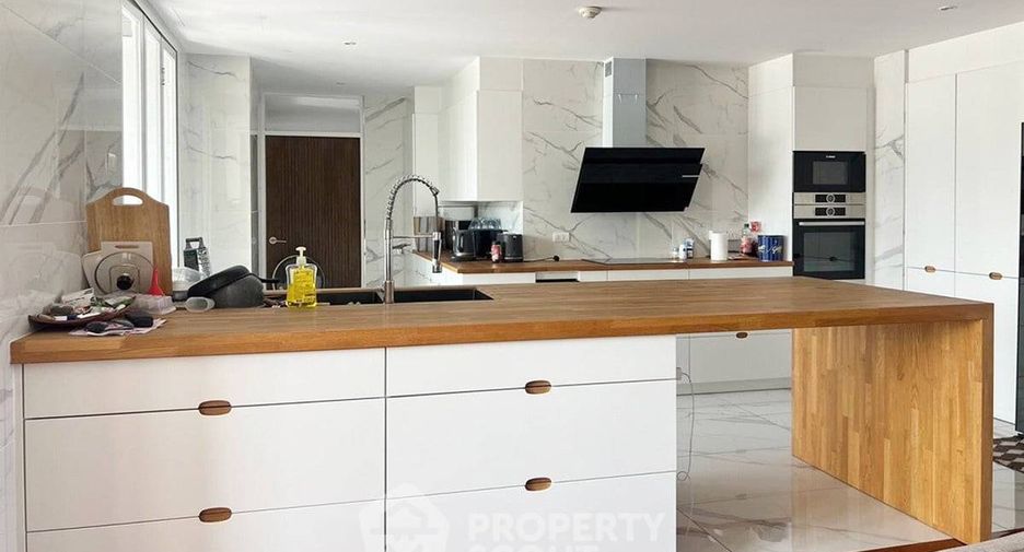 For sale 3 bedrooms condo in Watthana, Bangkok