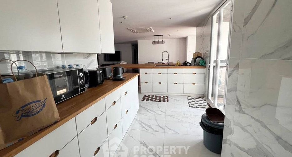 For sale 3 bedrooms condo in Watthana, Bangkok