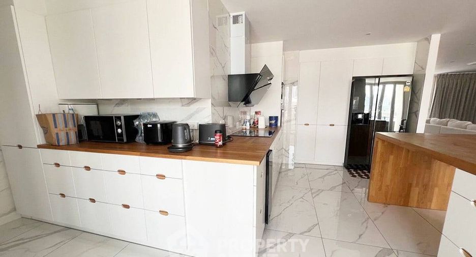 For sale 3 bedrooms condo in Watthana, Bangkok