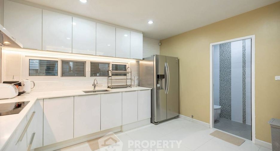 For sale 3 bedrooms townhouse in Khlong Toei, Bangkok