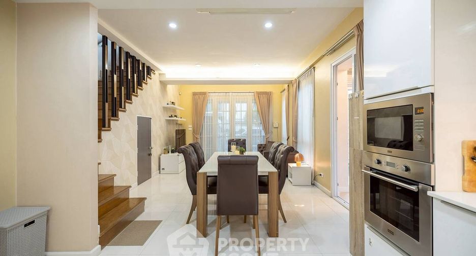 For sale 3 bedrooms townhouse in Khlong Toei, Bangkok