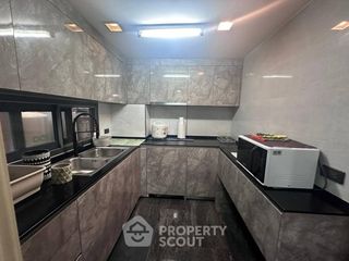 Reihenhaus zur Miete und zum Kauf mit 5 Zimmer in Watthana, Bangkok