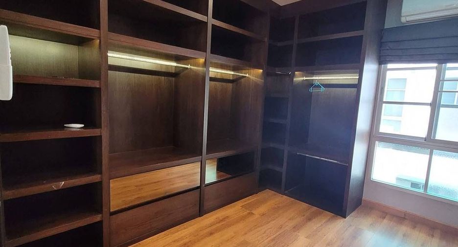 Casa en alquiler de 3 habitaciones en Yan Nawa, Bangkok