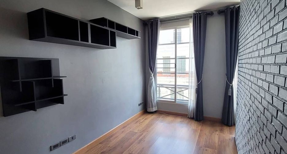 Casa en alquiler de 3 habitaciones en Yan Nawa, Bangkok