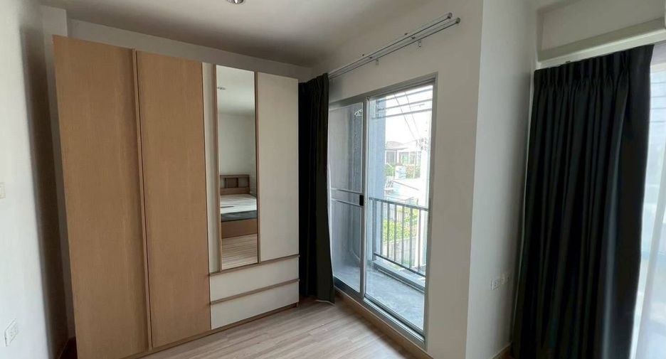 For rent 3 bedrooms townhouse in Bang Khun Thian, Bangkok