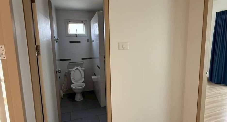 For rent 3 bedrooms townhouse in Bang Khun Thian, Bangkok