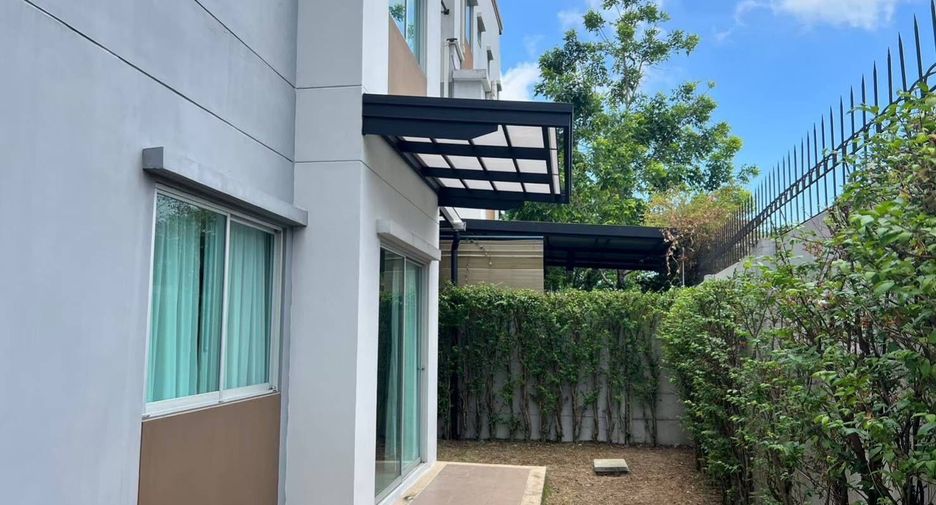 For rent 3 bedrooms townhouse in Bang Khun Thian, Bangkok