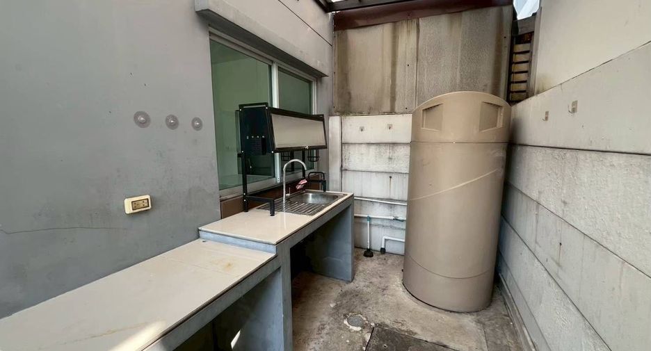 For rent 3 bedrooms townhouse in Bang Khun Thian, Bangkok