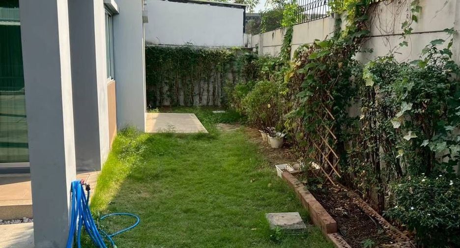 For rent 3 bedrooms townhouse in Bang Khun Thian, Bangkok
