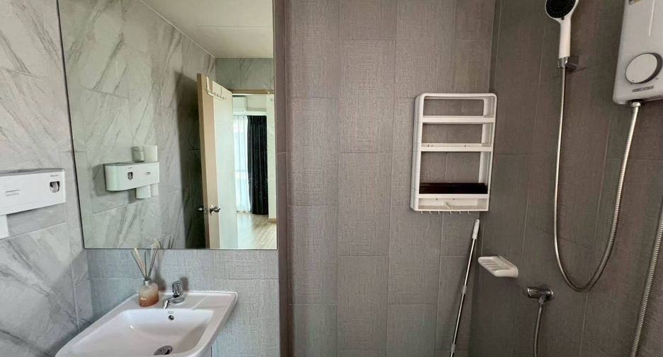 For rent 3 bedrooms townhouse in Bang Khun Thian, Bangkok