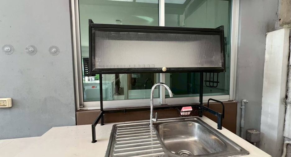 For rent 3 bedrooms townhouse in Bang Khun Thian, Bangkok
