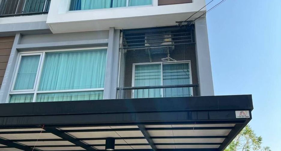 For rent 3 bedrooms townhouse in Bang Khun Thian, Bangkok