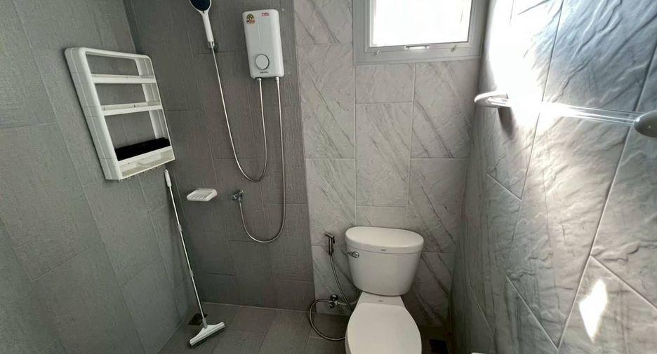 For rent 3 bedrooms townhouse in Bang Khun Thian, Bangkok