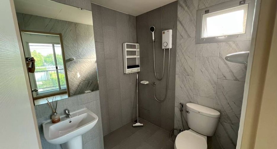 For rent 3 bedrooms townhouse in Bang Khun Thian, Bangkok