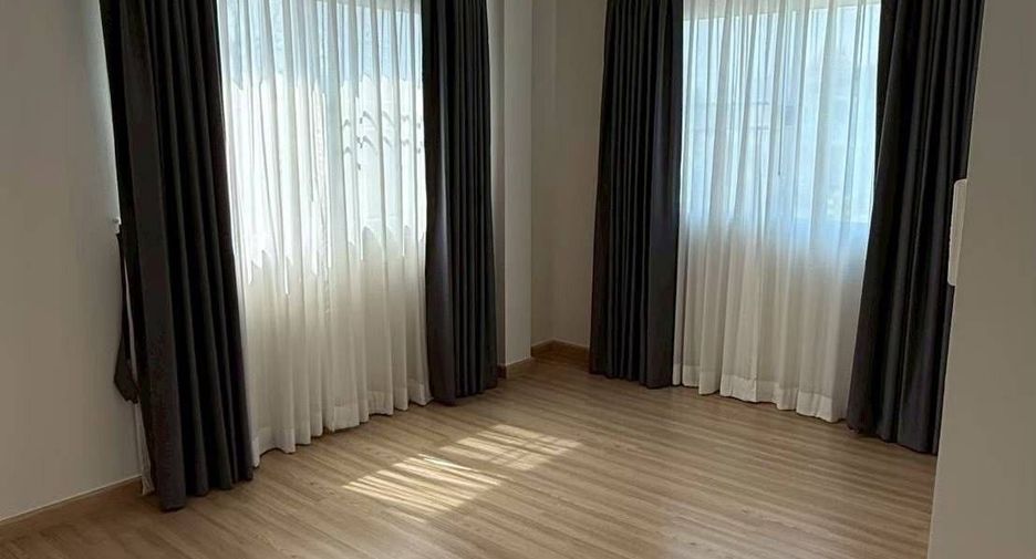 For rent 3 bedrooms townhouse in Bang Khun Thian, Bangkok