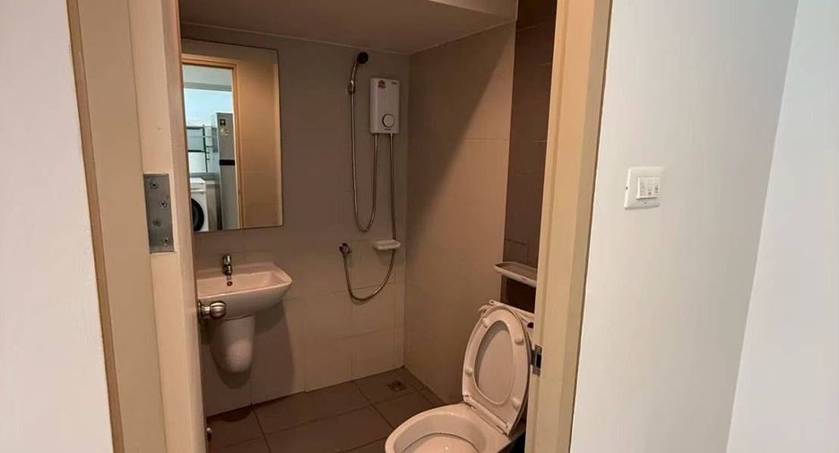 For rent 3 bedrooms townhouse in Bang Khun Thian, Bangkok
