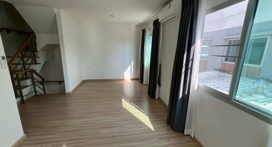 For rent 3 bedrooms townhouse in Bang Khun Thian, Bangkok