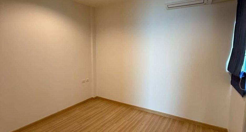 For rent 3 bedrooms townhouse in Bang Khun Thian, Bangkok