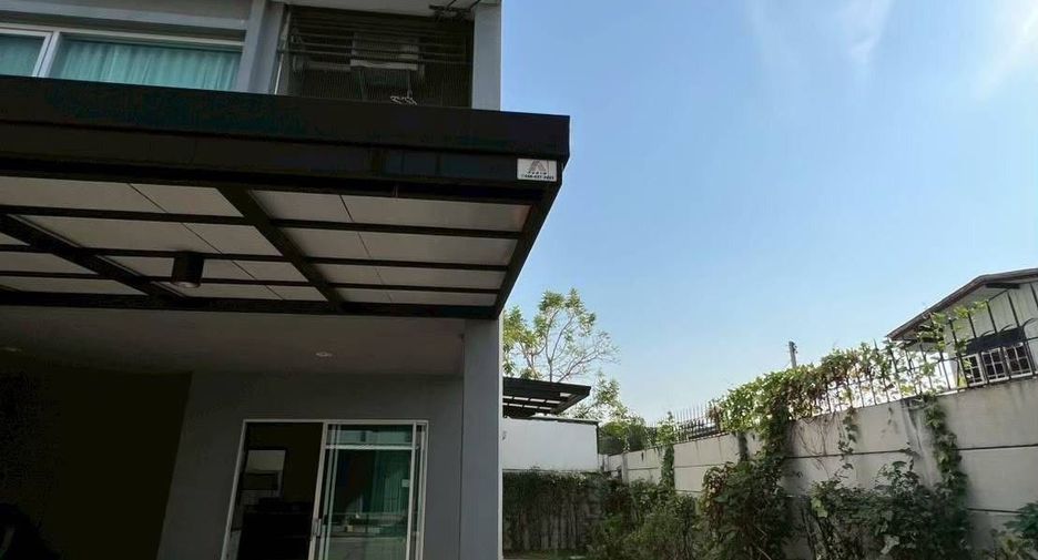 For rent 3 bedrooms townhouse in Bang Khun Thian, Bangkok