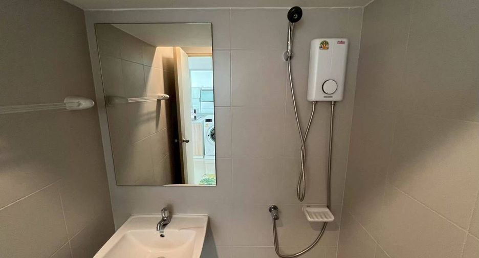 For rent 3 bedrooms townhouse in Bang Khun Thian, Bangkok