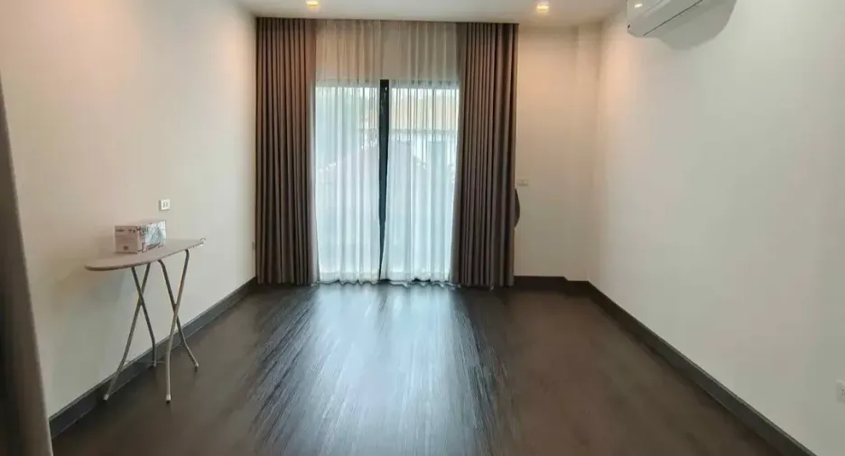 For sale and for rent 5 bedrooms house in Watthana, Bangkok