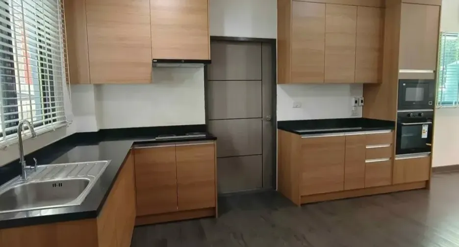 For sale and for rent 5 bedrooms house in Watthana, Bangkok