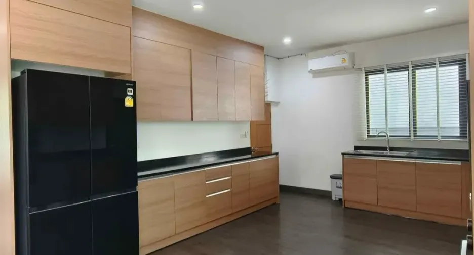 For sale and for rent 5 bedrooms house in Watthana, Bangkok