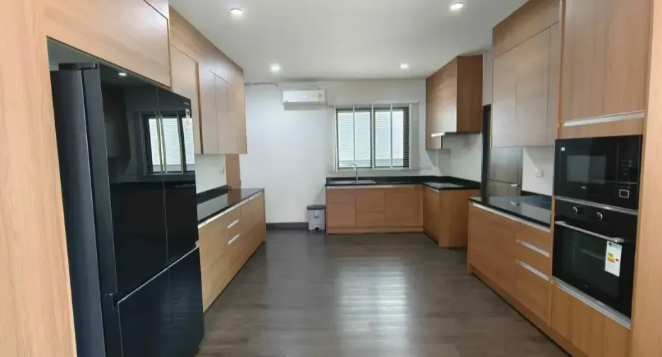 For sale and for rent 5 bedrooms house in Watthana, Bangkok