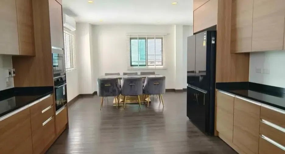For sale and for rent 5 bedrooms house in Watthana, Bangkok