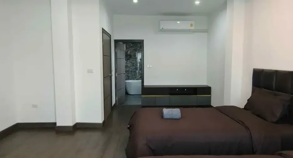 For sale and for rent 5 bedrooms house in Watthana, Bangkok