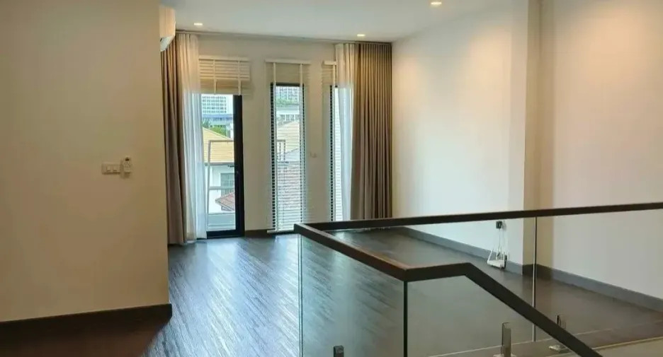 For sale and for rent 5 bedrooms house in Watthana, Bangkok