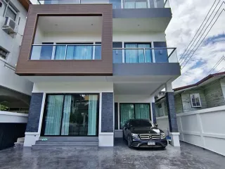 For sale and for rent 5 bedrooms house in Watthana, Bangkok