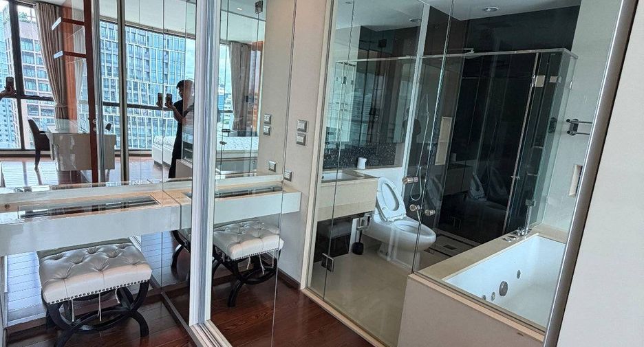 For rent 2 bedrooms condo in Khlong Toei, Bangkok