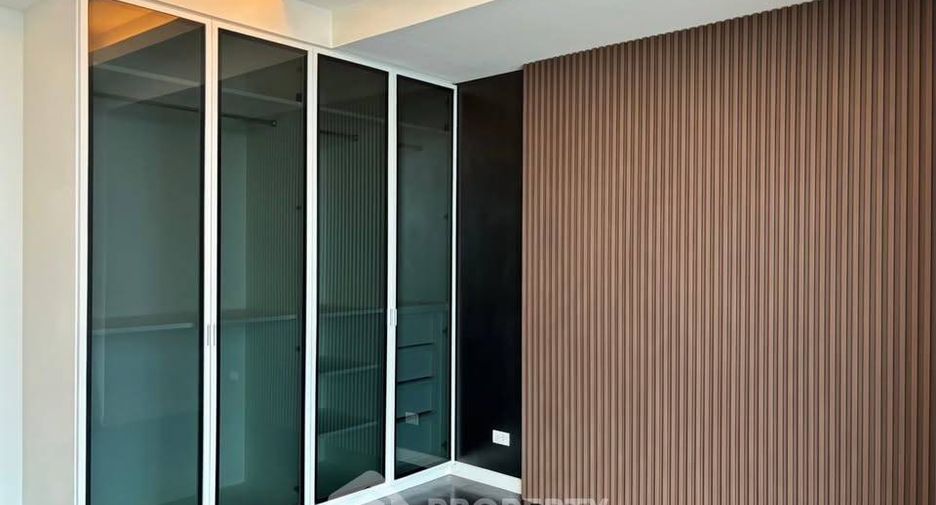 For rent 3 ベッドルーム condo in Yan Nawa, Bangkok