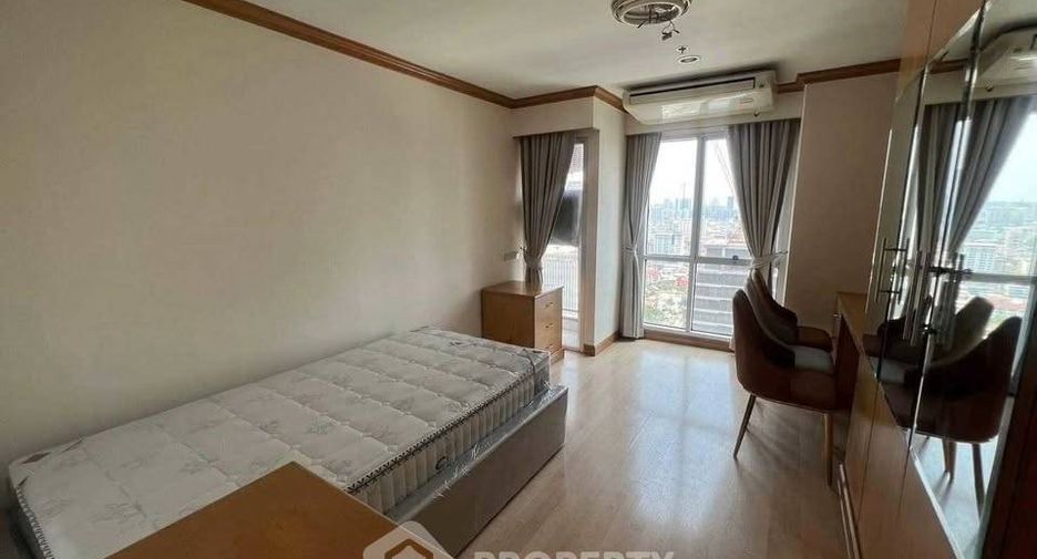 For rent 3 bedrooms condo in Sathon, Bangkok