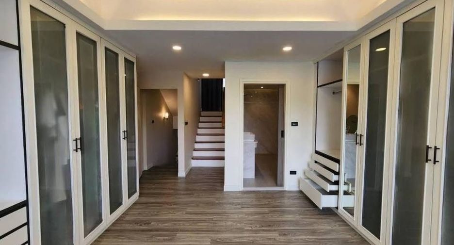 Reihenhaus zur Miete mit 3 Zimmer in Watthana, Bangkok
